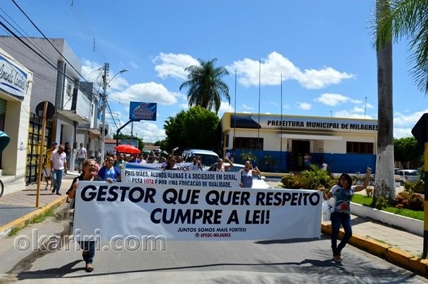 O manifestantes passaram ao lado da Prefeitura exibindo faixas e cartyases | Foto: Agência OKariri