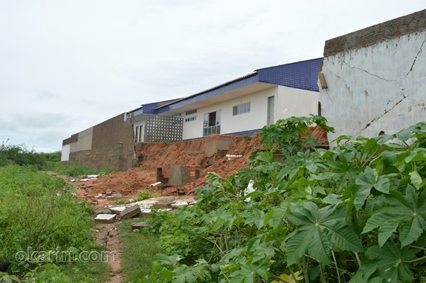 O muro caiu pela segunda vez, pelo mesmo motivo, chuva| Foto: Agência OKariri 