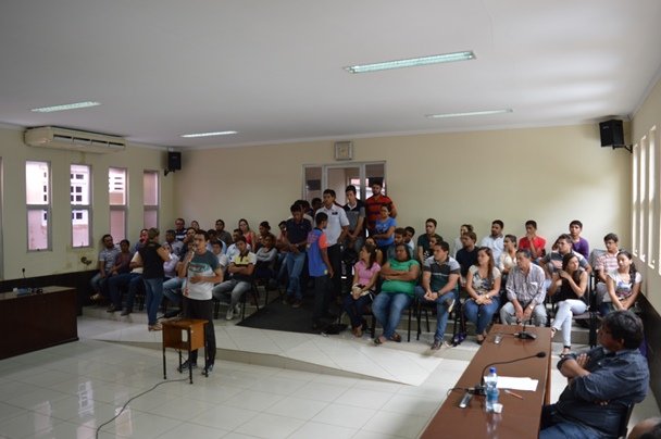 Apesar da chuva que caiu antes e durante a audiência, muitos universitários estiveram presentes | Foto Agência OKariri