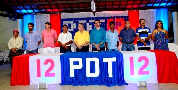 Compôs a mesa (da esquerda para a direita) o Vereador Ozório Dantas (PP), Os Pré-candidatos pelo a vereadora pelo PDT Felipe Jacó, Germano do Sindicato, Aldir do Sindicato, Dr. Jânio Nobrega, Lielson Landim (Pré-candidato aa prefeito e presidente do partido), Pedro Evangelista (Antigo presidente do partido), Geraldo Sinésio (da diretoria do PDT Regional), Cicero Caldas e Elisangela Ladim (esposa de Lielson Landin) | Foto: Eva Campos