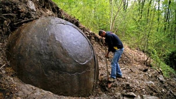 Arqueólogos bósnios dizem acreditar que pedra é a mais antiga criada pelo homem; tese é refutada por especialistas