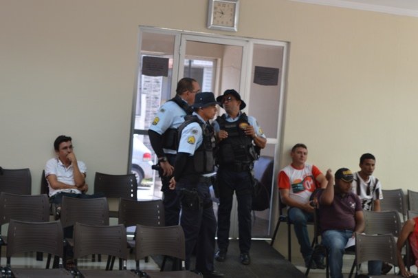A policia compareceu para fazer a segurança, mas devido apouca quantidade de publico presente, sem oferecer riscos, foram embora| Foto: Agência OKariri