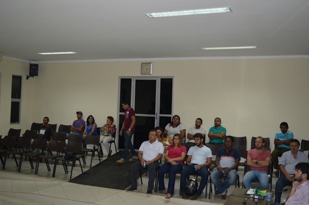 Entre as pessoas que estavam presentes no plenário, estava a suplente de vereadora Norma Sisnando | Foto: Agência OKariri