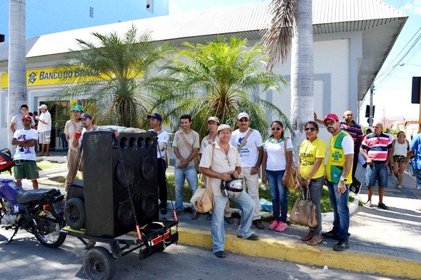 Depois de darem voltas pelas principais ruas do centro da cidade, e concluíram em frente ao Banco Do Brasil, onde os profissionais soltaram fogos e anunciaram que estão dispostos a negociar ou a entrar em greve nos próximos dias, caso a gestão municipal não entre em acordo | Foto: Agência OKariri