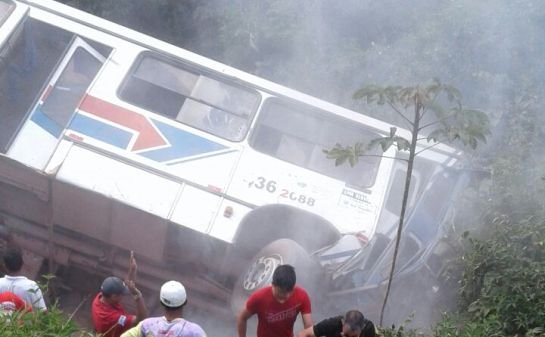 Acidente com ônibus mata duas pessoas e fere mais de 20, em São Benedito (Foto: Reprodução)
