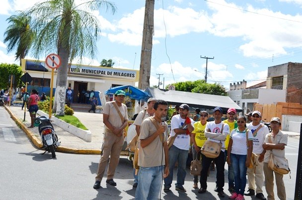 Os Agentes de Endemias iniciaram a paralização em frente a prefeitura | Foto: Agência OKariri