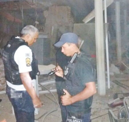 Criminosos usaram explosivos e destruiram a parte interna do prédio onde funcionava a agência bancária. Os bandidos seriam do Piauí (Foto: Diário do Nordeste)