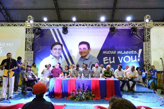 Mesa de autoridades na convenção do PDT (Foto: Reprodução/Facebook)