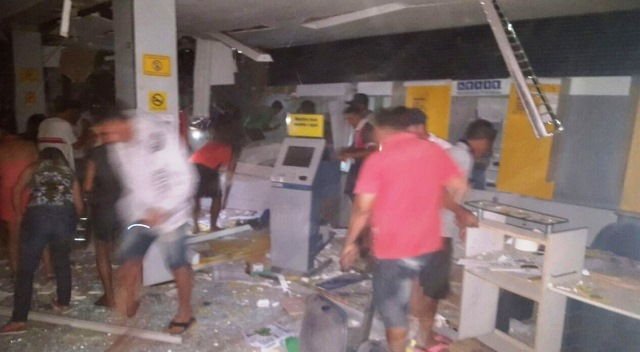 Quadrilha deixou a agência bastante danificada (Foto: Reprodução)