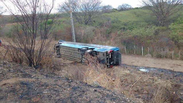 Outras quatro pessoas ficaram gravemente feridas no acidente que envolveu uma Picku-up Strada e o ônibus da Guanabara.(Foto: Reprodução/Facebook)