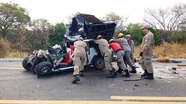 Veículo Picku-up Strada sendo desvirado por bombeiros (Foto: Reprodução/Facebook)