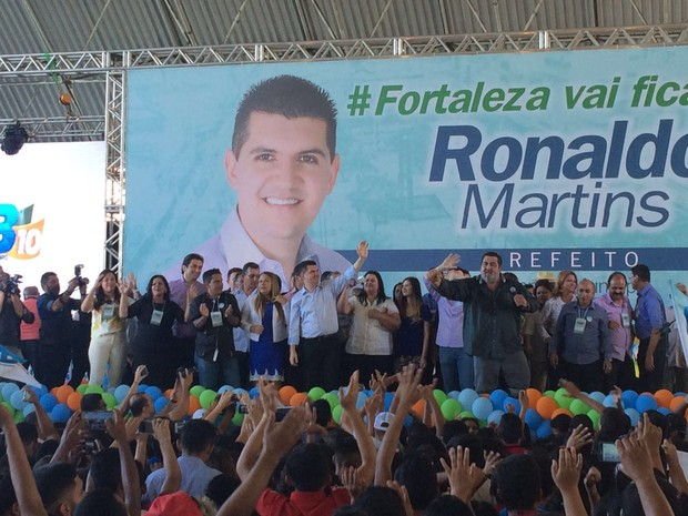 Ronaldo Martins ao lado de de Nina Carvalho e aliados (Foto: Foto: Wânyffer Monteiro/TV Verdes Mares)