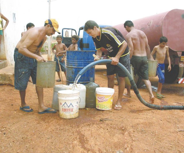 Quando o carro-pipa chega, vale tudo para conseguir armazenar a água e conseguir economizá-la até a próxima passagem do veículo (Foto: Honório Barbosa/Diário do Nordeste)