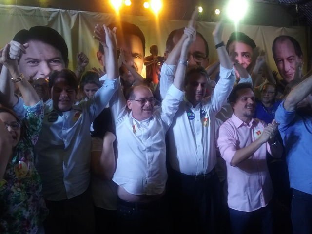 Cid e Camilo no palanque de Zé Aílton Brasil (Foto: Flávio Pinto)