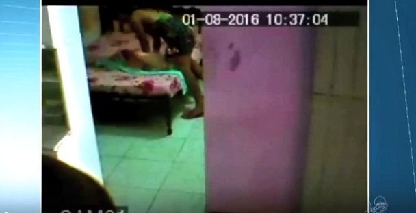 Suspeita abusava do rapaz até durante a alimentação da vítima (Foto: Reprodução)