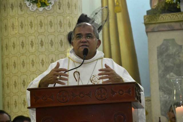 Dom Gilbrto Pastana na Igreja Matriz de Nossa Senhora dos Milagres (Foto: Arquivo Pessoal)