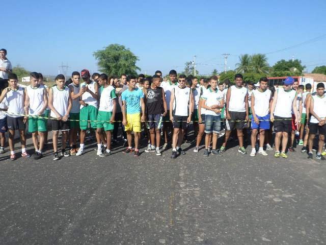 Cerca de 200 alunos participaram da corrida (Foto: OKariri)