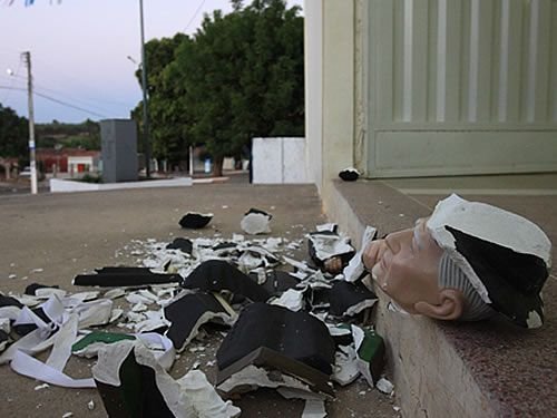 Restos da imagem de Pe. Cícero na capela de Nossa Senhora dos Milagres  (Foto: Cícero Valério | Agência Miséria)