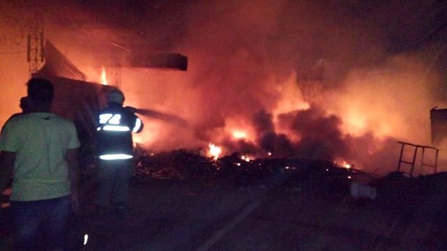 Madeireira pegou fogo no início da noite desta sexta-feira em Juazeiro do Norte. (Foto: Reprodução/WhatsApp)