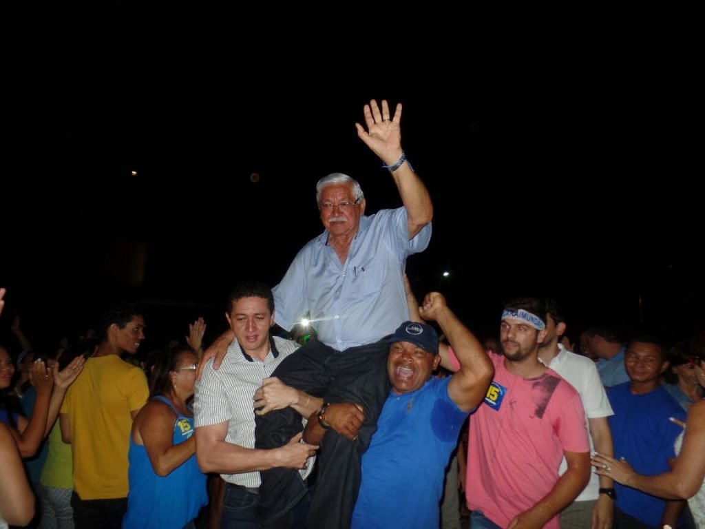 Raimundão chegou a ser carregado nos braços (Foto: Flávio Pinto)