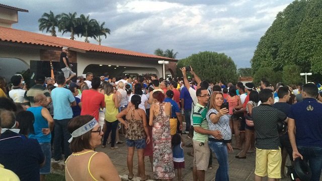Centenas de apoiadores foram à casa de Raimundão(Foto: Flávio Pinto) 
