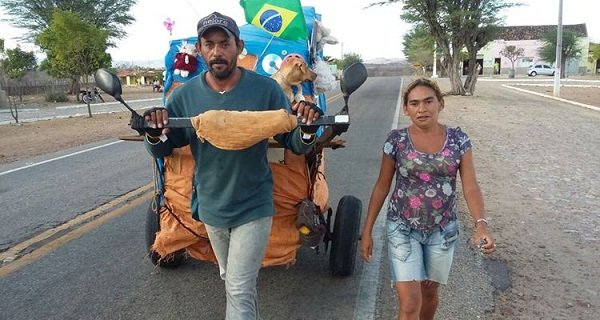 Francisco Wellington e a esposa Sílvia Renata saíram de São Paulo em 2013 (Foto: Ricky Teixeira /TV Jangadeiro)