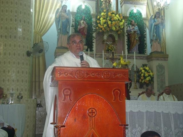 Dom Gilberto Pastana de Oliveira, bispo coadjutor durante missa da graça (Foto: Okariri)
