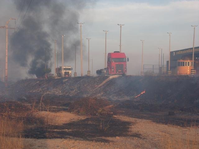 Incêndio próximo ao posto da PRF (Foto: Okariri )