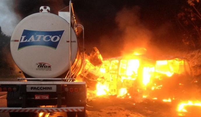Caminhão bateu de frente com o ônibus e arrastou o coletivo. Colisão causou explosão. Foto: WhatsApp 