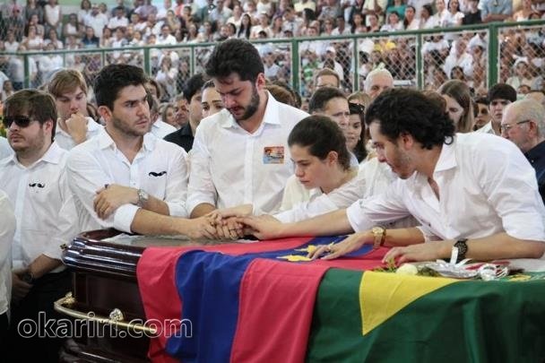 amília Landim comovida na hora da despedida de Welington Landim | Foto: Agência OKariri
