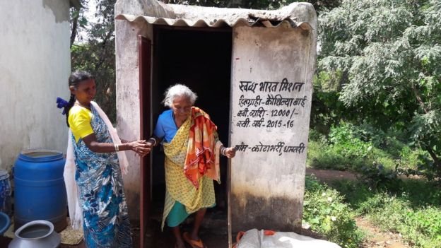 Kunwar Bai Yadav ficou famosa por construir um toalete na sua casa, O banheiro custou cerca de R$ 1,100 para Kunwar, Kunbwar encontra Narendra Modi | Imagem: Reprodução BBC