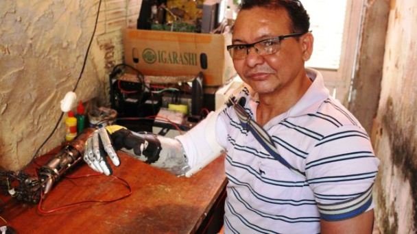 José Arivelton Ribeiro teve o braço direito amputado e desenvolveu habilidade com a mão esquerda para produzir próteses | Foto: Reprodução BBC