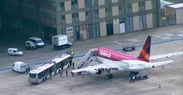O avião da empresa Avianca que ia de São Paulo para Juazeiro do Norte, no estado do Ceará, fez um pouso emergencial (Foto: reprodução)