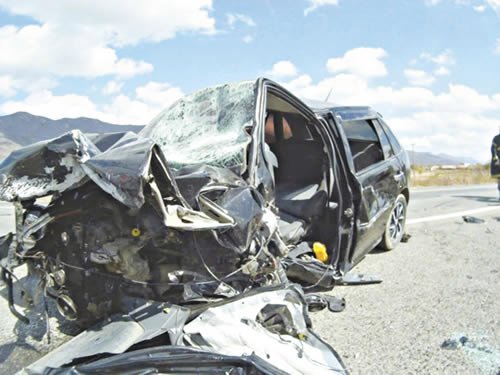 Os dois automóveis ficaram destruídos após a colisão. Duas pessoas morreram na hora e outras quatro ficaram feridas no acidente (Foto: VC REPÓRTER) 