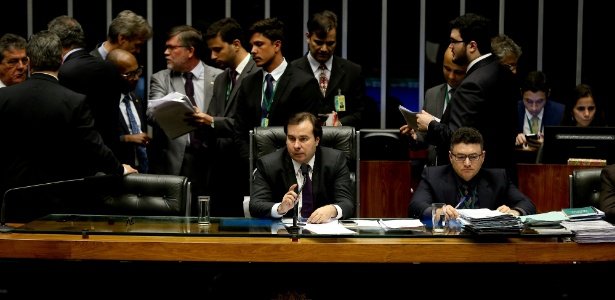 Presidente Rodrigo Maia durante votação do pacote com medidas anticorrupção (Alan Marques/Folhapress)