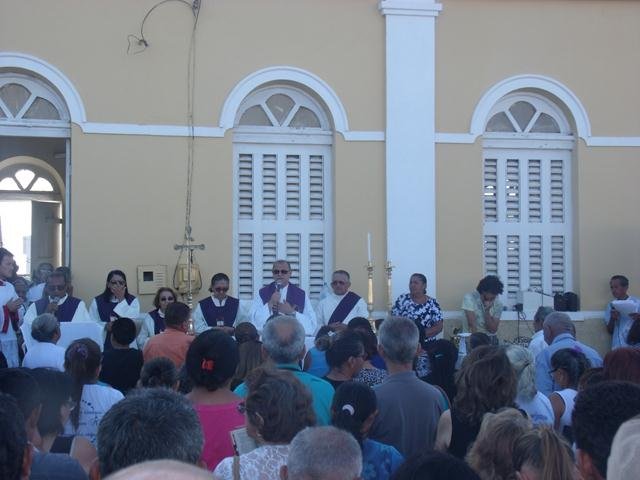 ) centenas de fies participaram da tradicional missa em homenagem ao Dia dos Finados (Foto : Okariri)