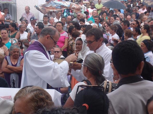 Momento da comunhão na missa (Foto: Okariri)