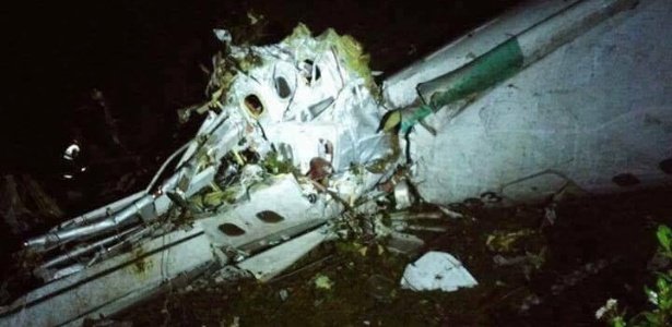Avião da Chapecoense sofreu acidente durante a viagem à Colômbia (Reprodução/Twitter)