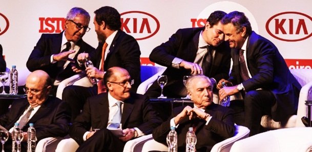 Aécio, citado em delações da Odebrecht e da OAS, não pareceu incomodado ao sentar-se ao lado de um dos símbolos da Lava Jato.