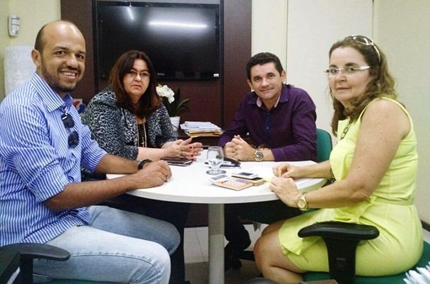 Da direita par esquerda: Dr. Jorge Samuel (Secretario de saúde), a assessora do Dr. Josbertini Clementino, Lielson Landim (Prefeito de Milagres) e a Dra Lilian, Secretária Executiva da Saúde, SESA/Ce. Nesta ocasião estavam em reunião a fim de firmar parceria para a melhoria da saúde do milagrense | Foto: divulgação