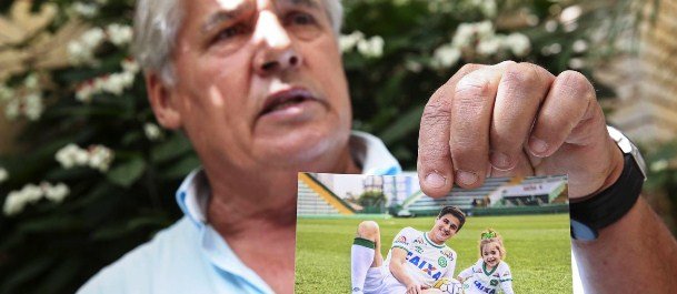 Osmar Machado, pai do jogador da Chapecoense Filipe Machado, morto no desastre de avião na Colômbia, mostra foto do filho e da neta Antonella no gramado da Arena Condá, estádio do clube - Andre Penner / AP Leia mais sobre esse assunto em http://oglobo.globo.com/esportes/pai-de-filipe-machado-da-chapecoense-diz-que-ganancia-do-piloto-matou-seu-filho-20578403#ixzz4RodqhBWC © 1996 - 2016. Todos direitos reservados a Infoglobo Comunicação e Participações S.A. Este material não pode ser publicado, transmitido por broadcast, reescrito ou redistribuído sem autorização.