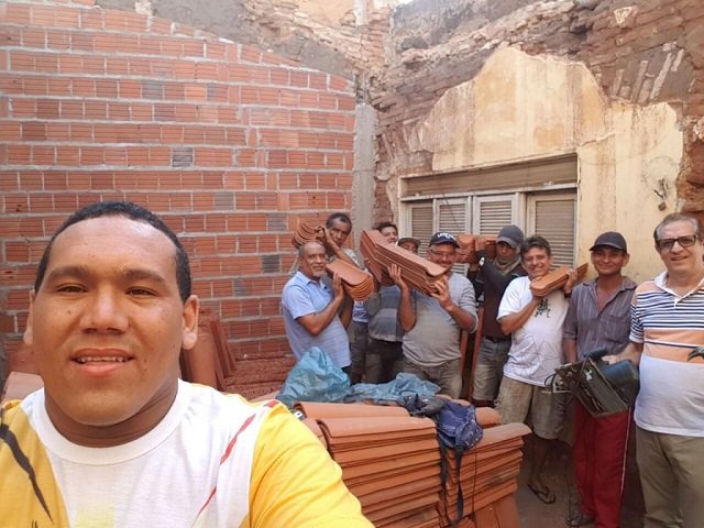  (Comunidade mobilizada para reformar a casa de seu Cícero. Foto: Reprodução)