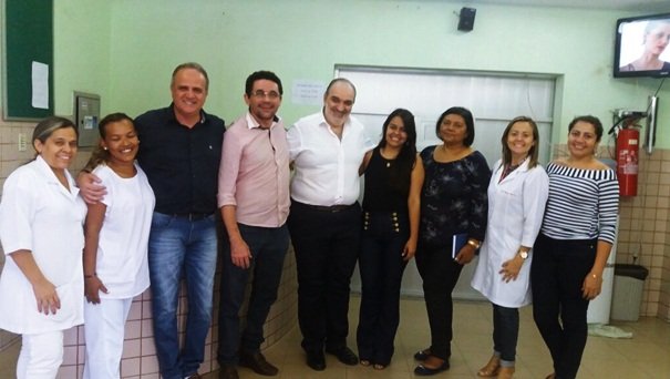 Na foto, além do Prefeito Lielson Landim (ao centro), estão funcionários no hospital e representantes do IGEPP | Imagem: Divulgação