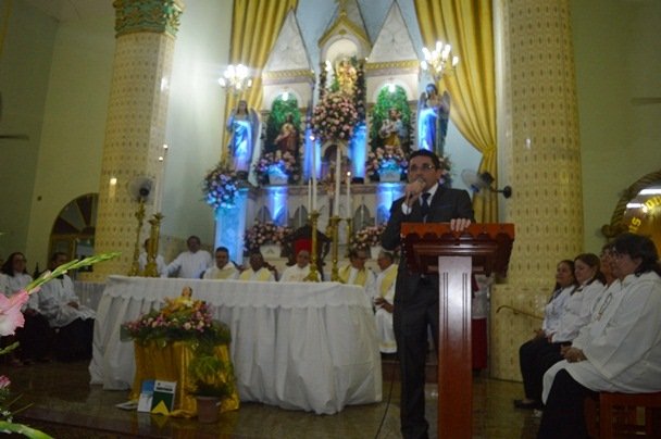 Prefeito Lielson faz uso da palavra durante a missa de gratidão | Foto: OKariri