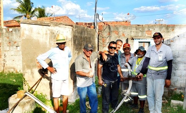 Momento em que os funcionários da CAGECE estavam instalando a nova bomba (Ao centro o Secretario de Infra Estrutura Cicero Caldas) | Foto: Agencia OKariri