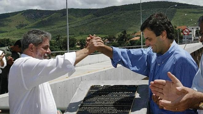 RICARDO STUCKERT/AG. BRASIL Image caption Lula e Aécio em foto de 2004, quando eram presidente e governador, respectivamente; hoje, um está condenado e o outro, denunciado pelo mesmo crime: corrupção passiva