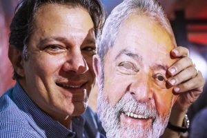 Fernando Hadad com Mascara do ex-presidente Lula | Foto: Ricardo Stuckert