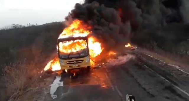 Ônibus incendiado em Granja