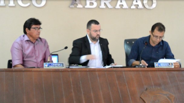 Na sequencia, da direita para esquerda da tela o vereador Jorge de Iraci, o advogado Dr. Patrick Carvalho e o presidente Ubelardo Moura | Foto: OKariri