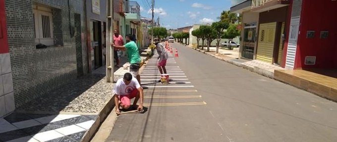 Demutran de Aurora amplia projeto de sinalização de trânsito no Bairro Araçá (Foto: Adriano Souza)